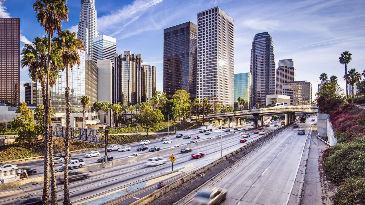 Zdjęcie Ile trwa lot z Nowego Jorku do Los Angeles? Czas przelotu, który zaskakuje