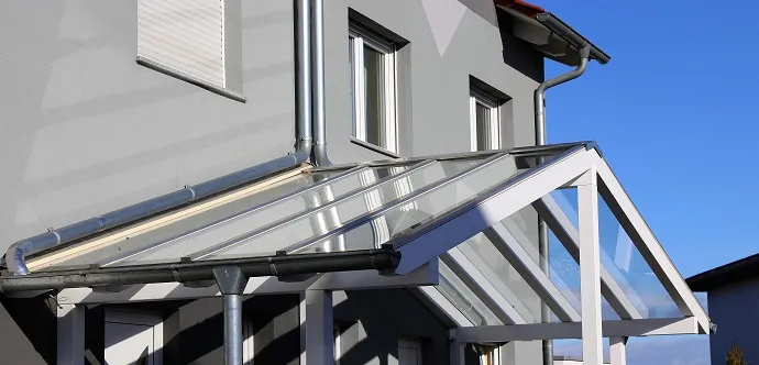 Zdjęcie Dach nad schodami zewnętrznymi - wybór materiału i konstrukcji