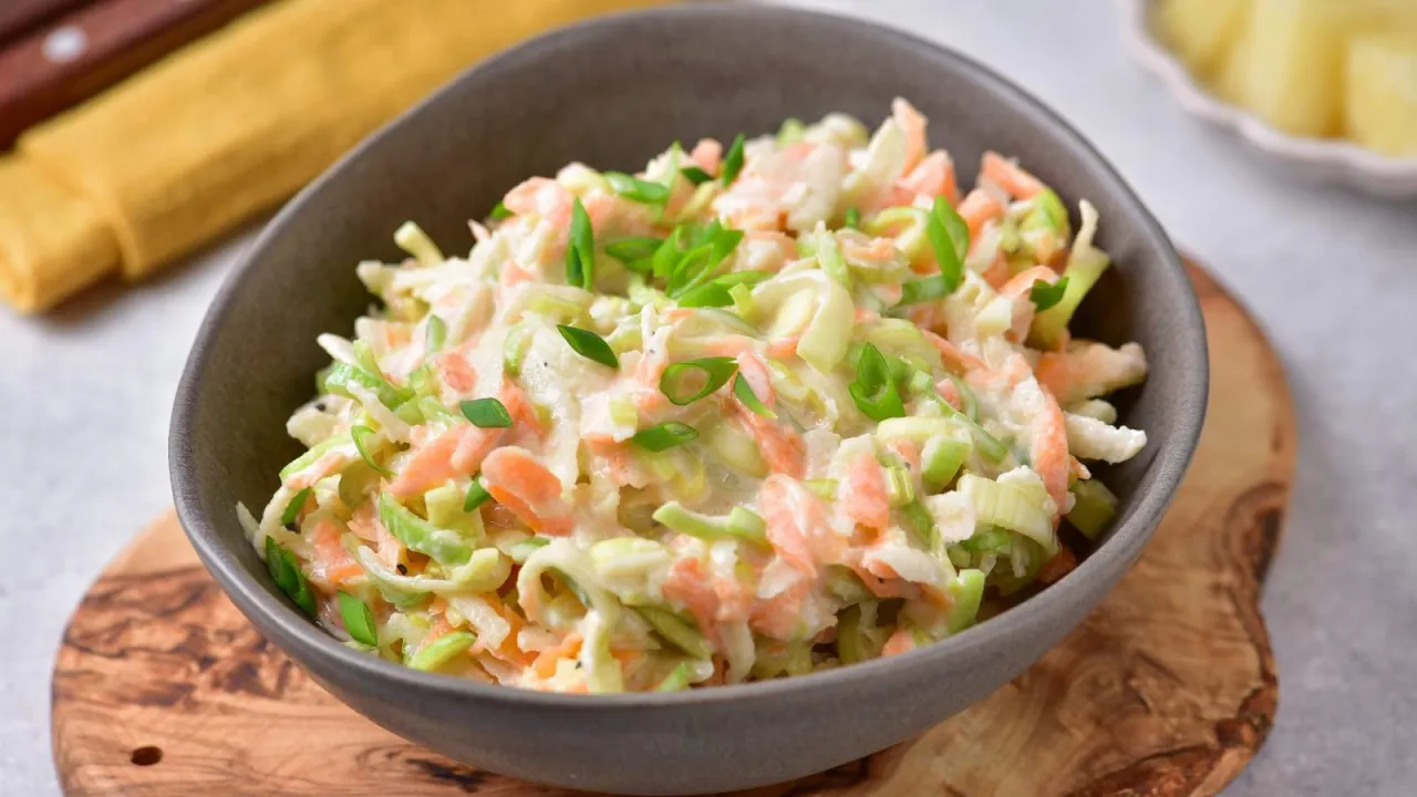 Zdjęcie Czym się różni sałatka od surówki? Kluczowe różnice i zastosowania