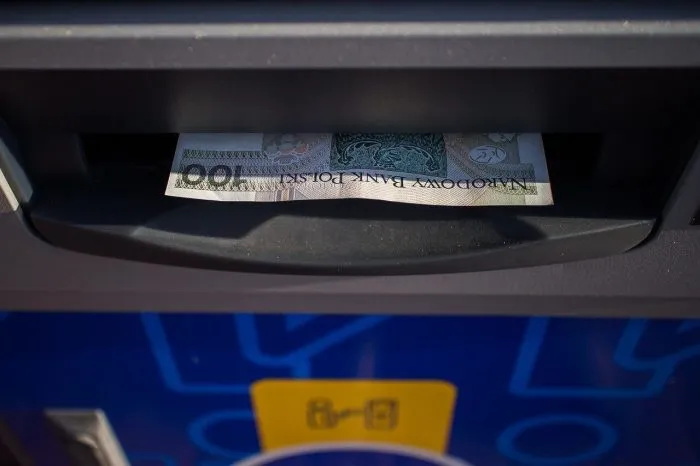 Zdjęcie Jak długo trwa wpłata w Euronet do mBank? Sprawdź czas realizacji