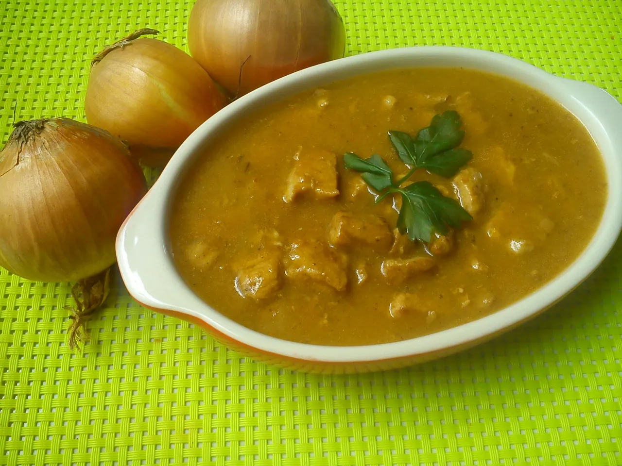 Zdjęcie Czy ze schabu można zrobić gulasz? Sprawdź prosty przepis i porady