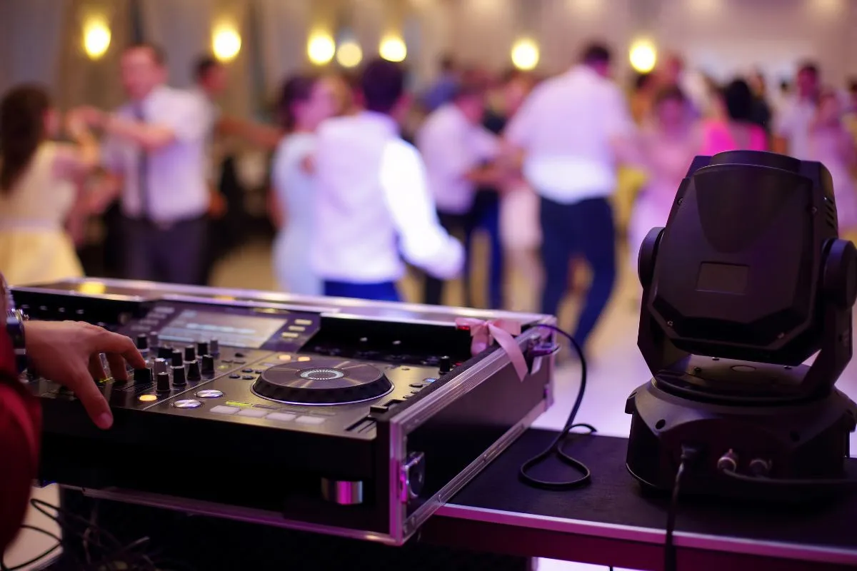 Zdjęcie Kto płaci ZAiKS: DJ czy organizator? Uniknij prawnych konsekwencji