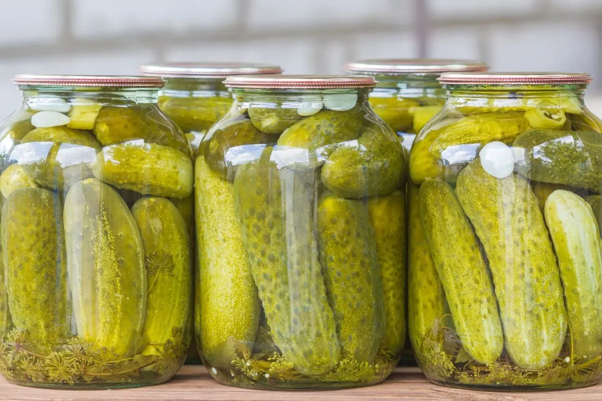 Zdjęcie Czy ogórki kiszone się pasteryzuje? Poznaj prawdę o fermentacji