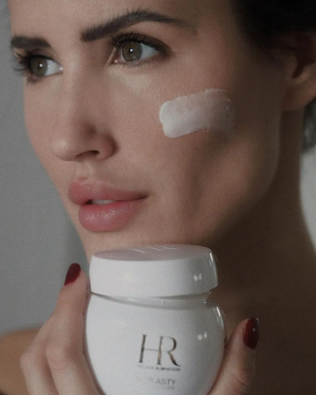 Zdjęcie Najlepsze kremy rozświetlające do twarzy w Rossmannie – wybierz mądrze