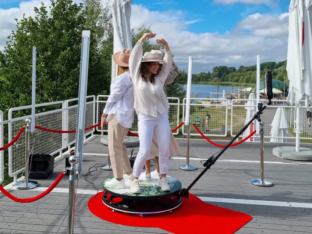 Zdjęcie Jak działa fotobudka 360? Odkryj jej funkcje i zastosowanie