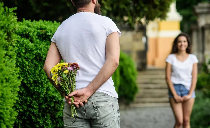 Zdjęcie Na której randce kwiaty? Sprawdź, kiedy je wręczyć, by zaskoczyć
