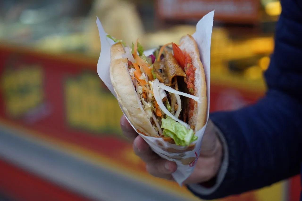 Zdjęcie Czy kebab tuczy? Sprawdź kaloryczność i zdrowe alternatywy kebaba.