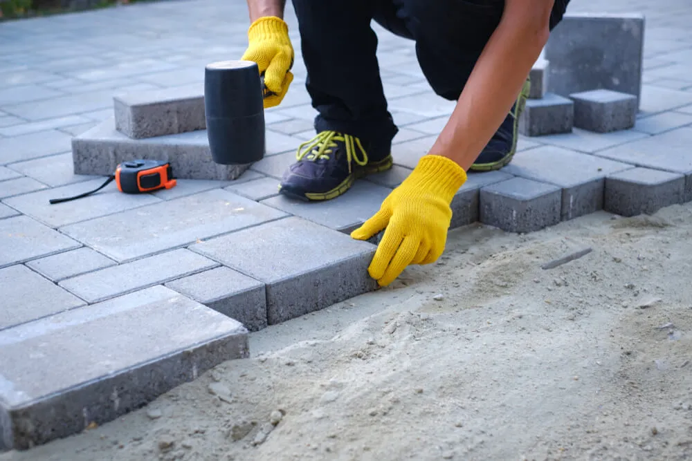 Zdjęcie Jaki cement na podsypkę pod kostkę – najlepsze rodzaje i proporcje mieszanki