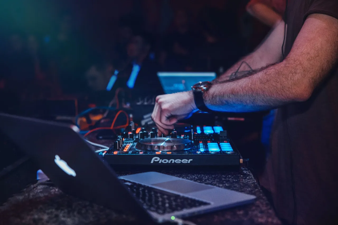 Zdjęcie Jak zostać DJ-em w klubie: Kluczowe umiejętności i sprawdzone kroki
