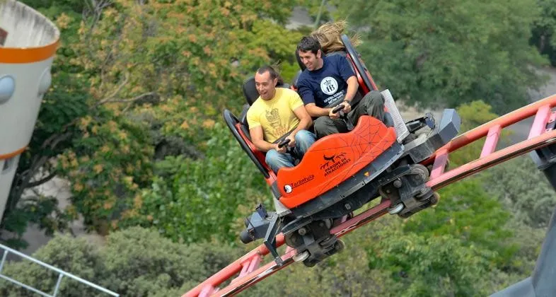 Zdjęcie Todo lo que necesitas saber sobre la montaña rusa Tarántula en el parque de atracciones