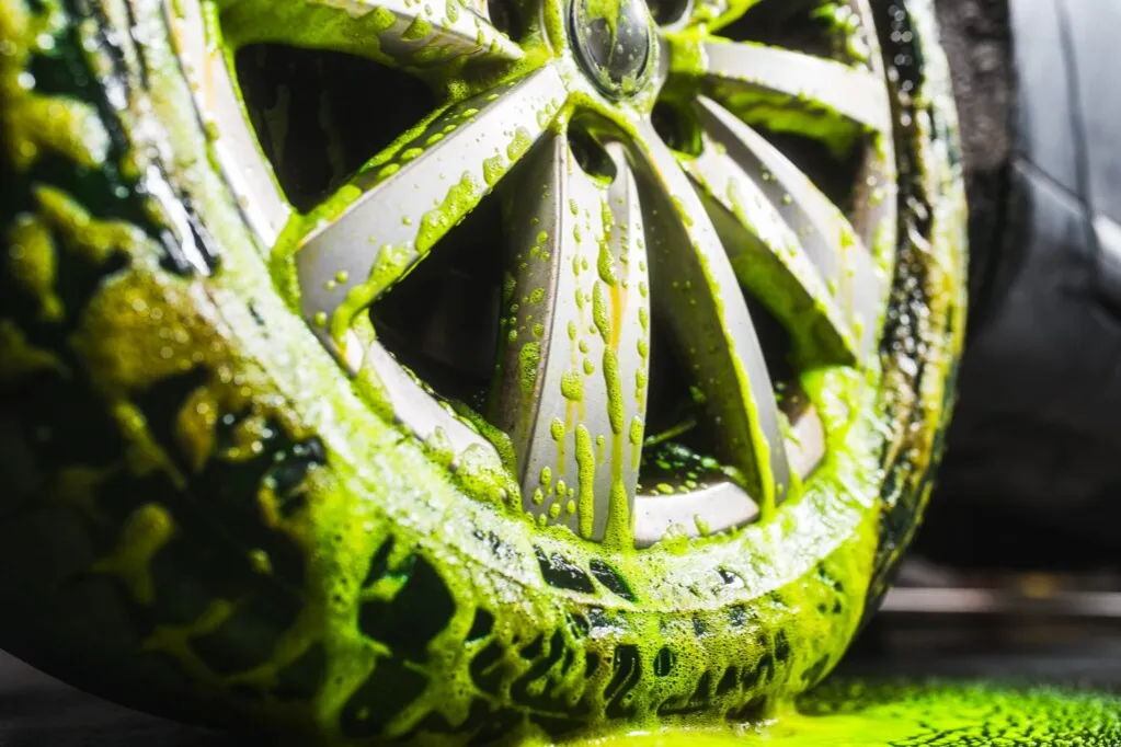 Zdjęcie Jak usunąć farbę z felg aluminiowych bez ryzyka uszkodzeń?