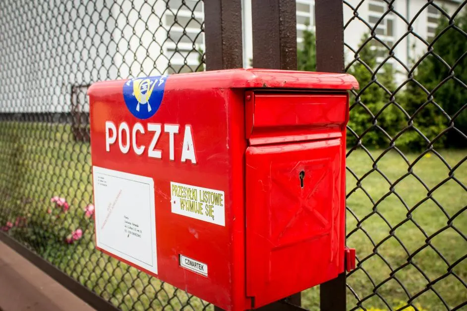 Zdjęcie Czy żona może odebrać list polecony z sądu? Ważne przepisy i zasady.