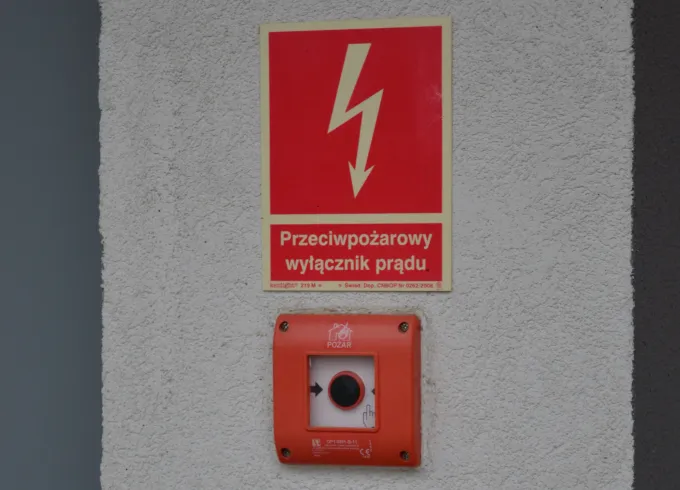 Zdjęcie Kiedy wymagany jest przeciwpożarowy wyłącznik prądu w budynkach?