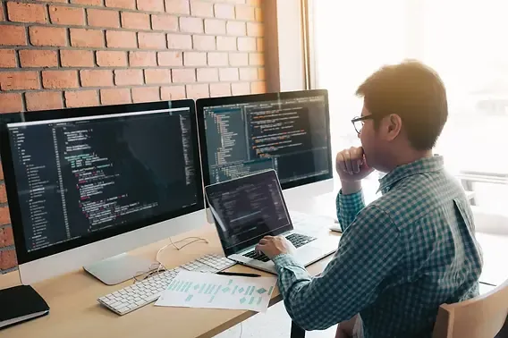 Zdjęcie Czy warto uczyć się programowania? Odkryj korzyści i możliwości