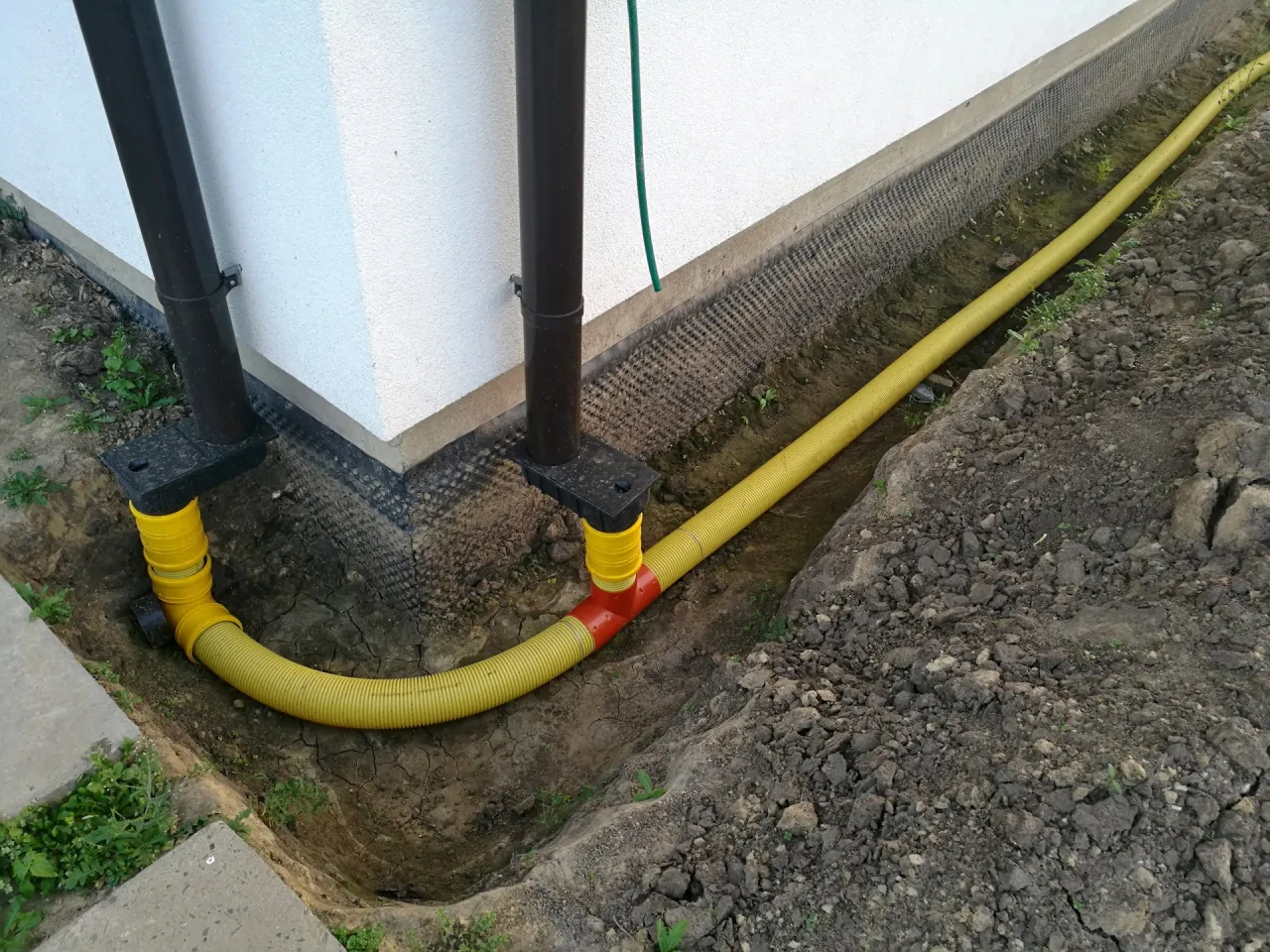 Zdjęcie Jak wykonać odwodnienie z rynien, by uniknąć problemów z wodą