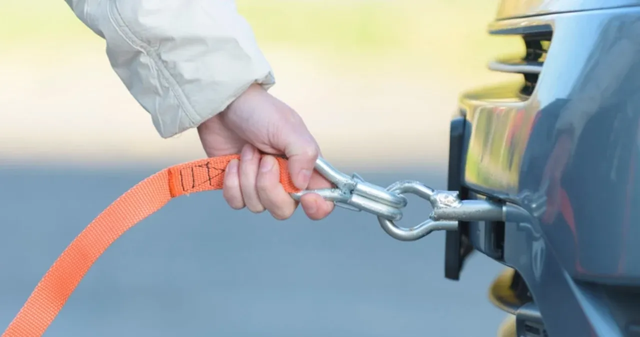 Zdjęcie Jak oznakować holowany samochód, aby uniknąć niebezpieczeństwa na drodze