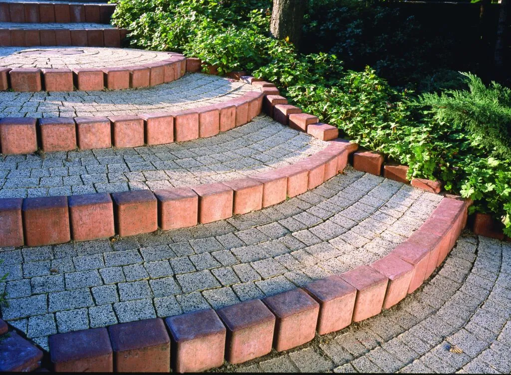 Zdjęcie Proste schody z palisady krok po kroku. Zbuduj je tanio i bezpiecznie