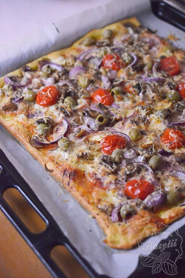 Zdjęcie Szybki przepis na pizzę z ciasta francuskiego, która zachwyci smakiem