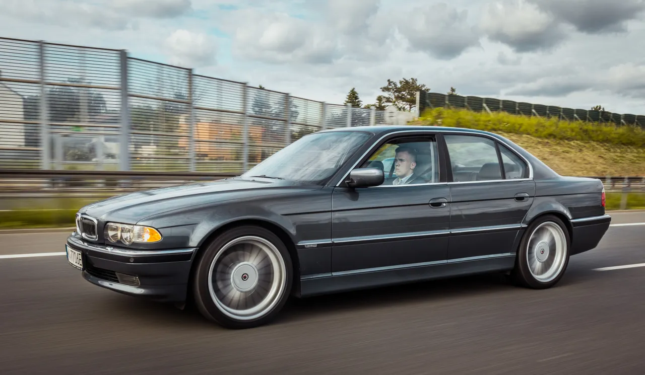 Zdjęcie BMW Seria 7 E38: Legendarny luksus i innowacje na kołach
