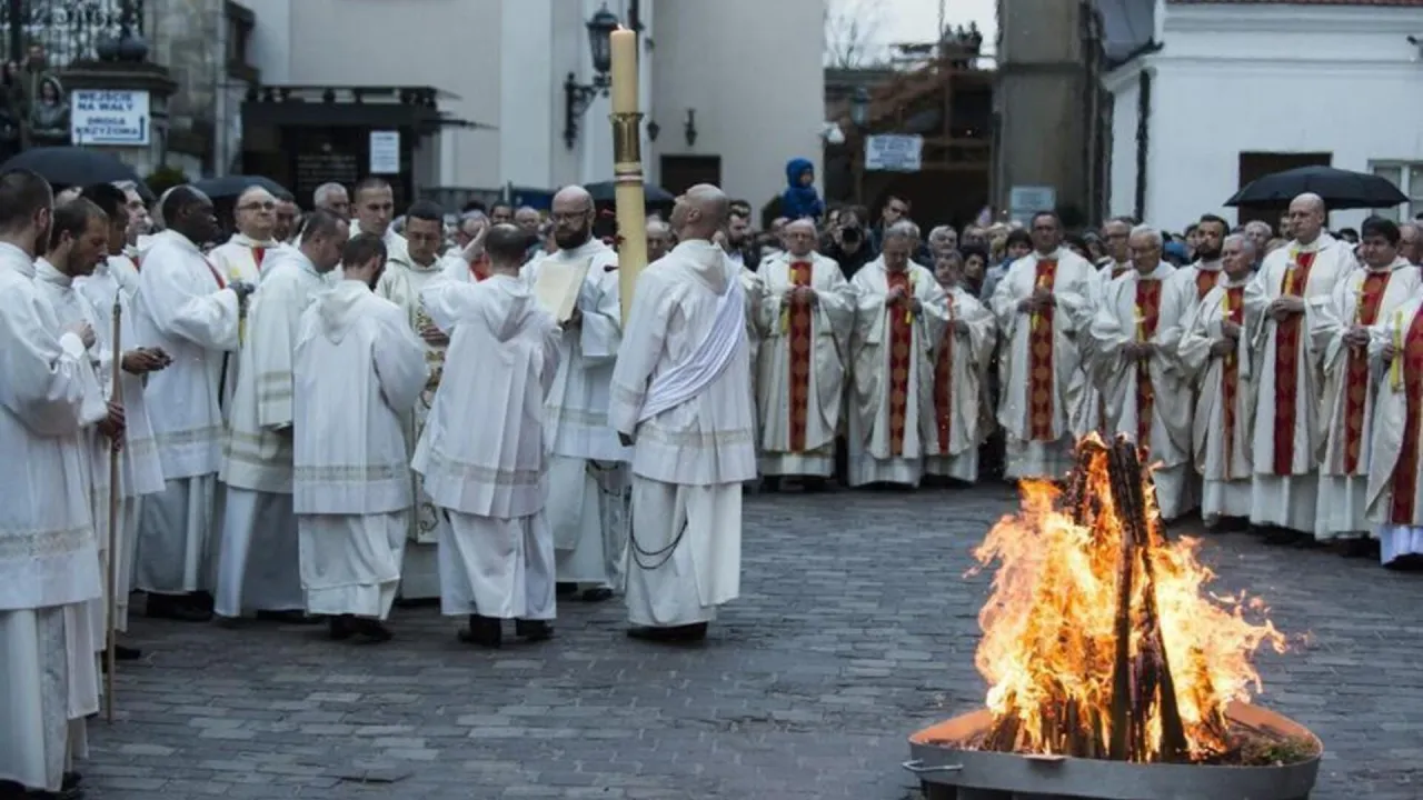 Zdjęcie Msza w Wielką Sobotę ile trwa? Poznaj czas trwania liturgii i jej znaczenie