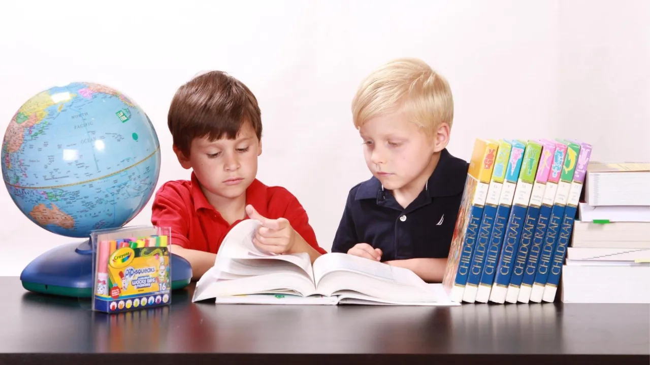 Zdjęcie Czy nauczyciel może uczyć swoje dziecko? Poznaj zasady i kontrowersje