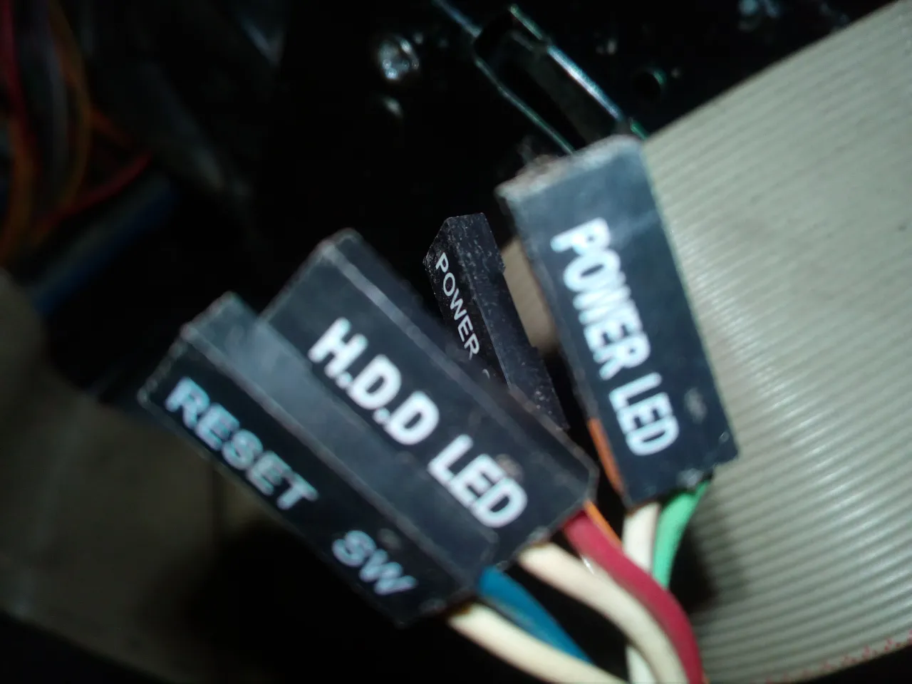 Zdjęcie Jak podłączyć power LED: unikaj najczęstszych błędów i problemów