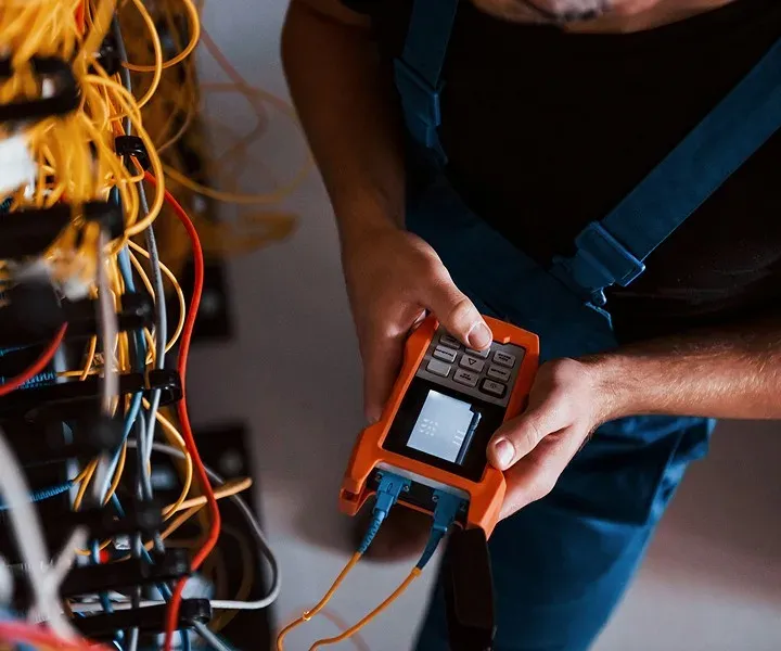 Zdjęcie Co robi technik elektryk? Odkryj kluczowe obowiązki i umiejętności