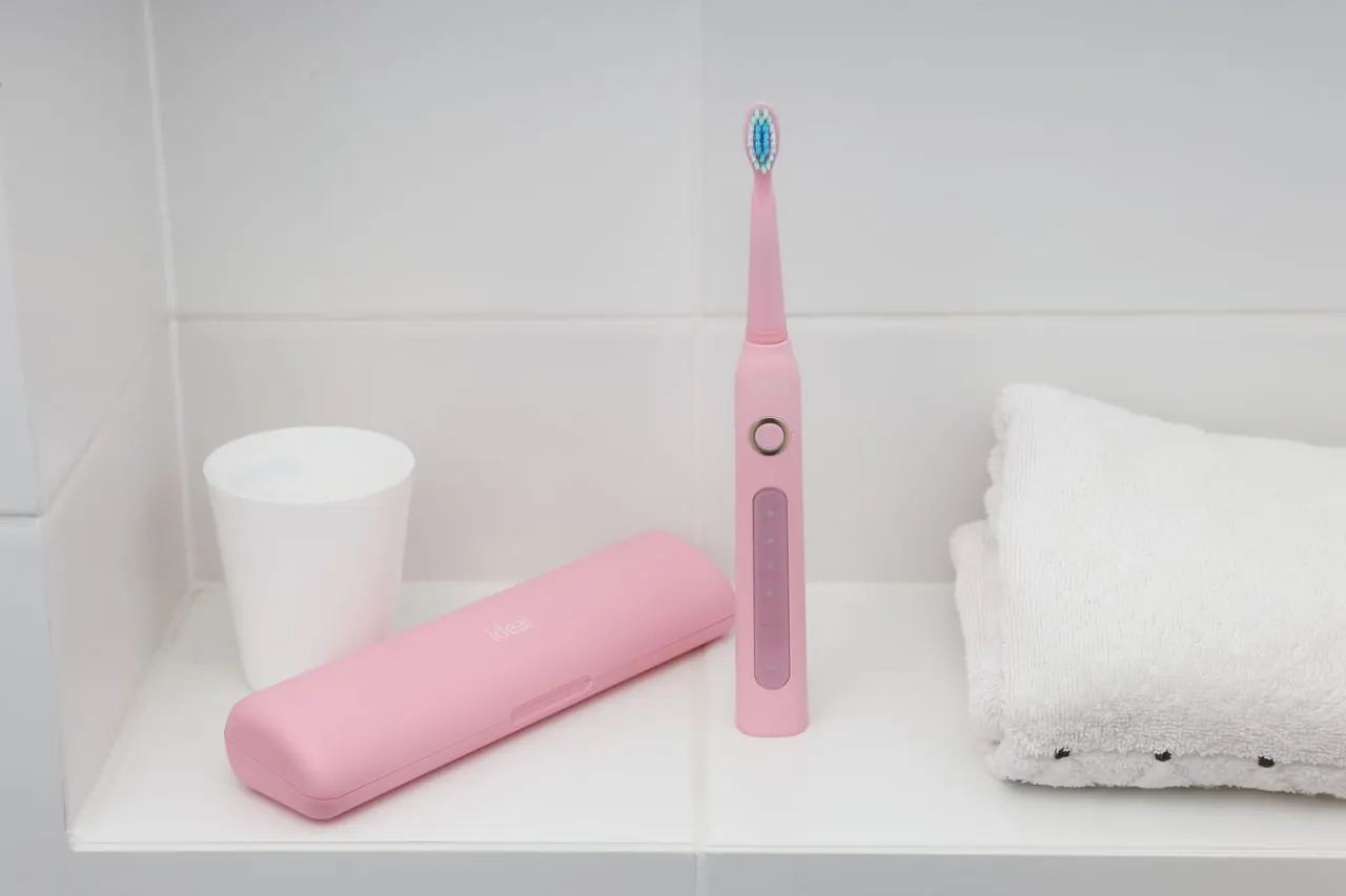 Zdjęcie Ile ładuje się szczoteczka soniczna? Czas ładowania różnych modeli