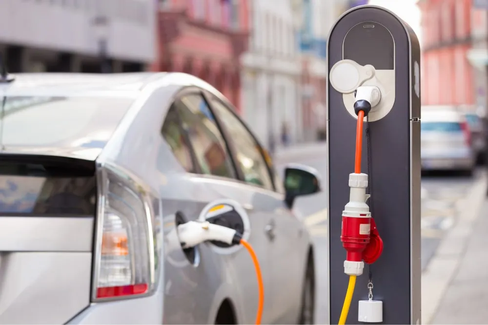 Zdjęcie Ile kosztuje szybkie ładowanie samochodu elektrycznego? Ceny i porównania