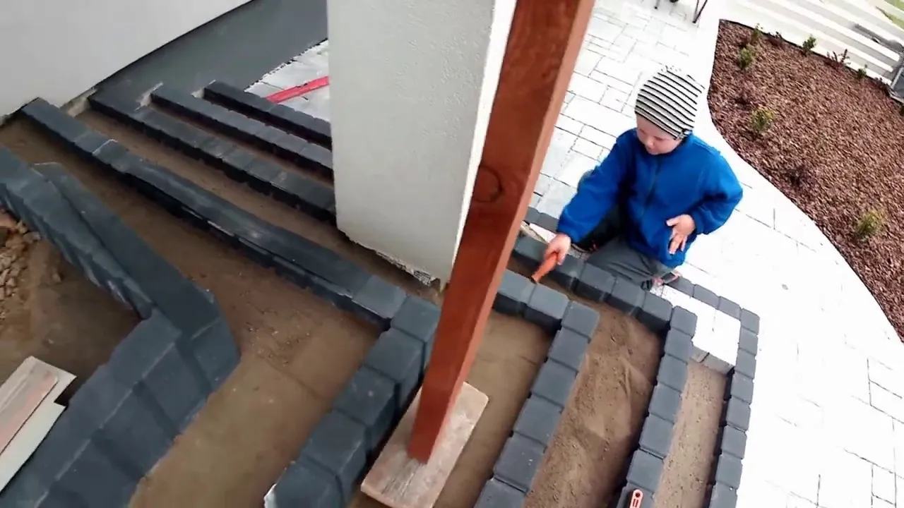 Zdjęcie Proste schody z palisady krok po kroku. Zbuduj je tanio i bezpiecznie