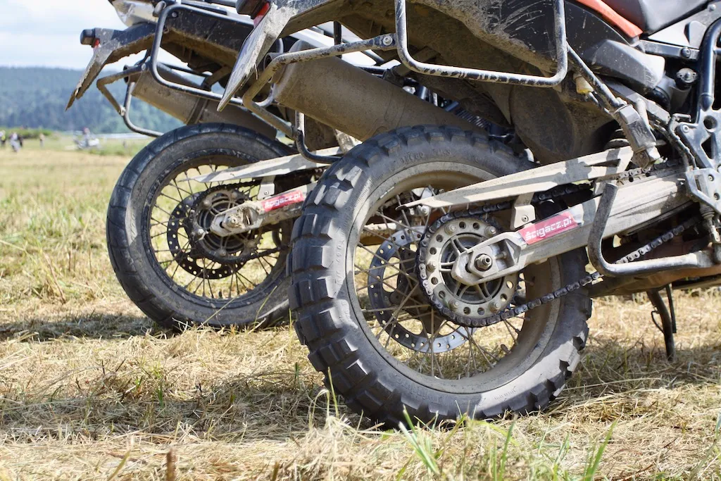 Zdjęcie Jakie ciśnienie w oponach motocyklowych enduro, aby uniknąć problemów?