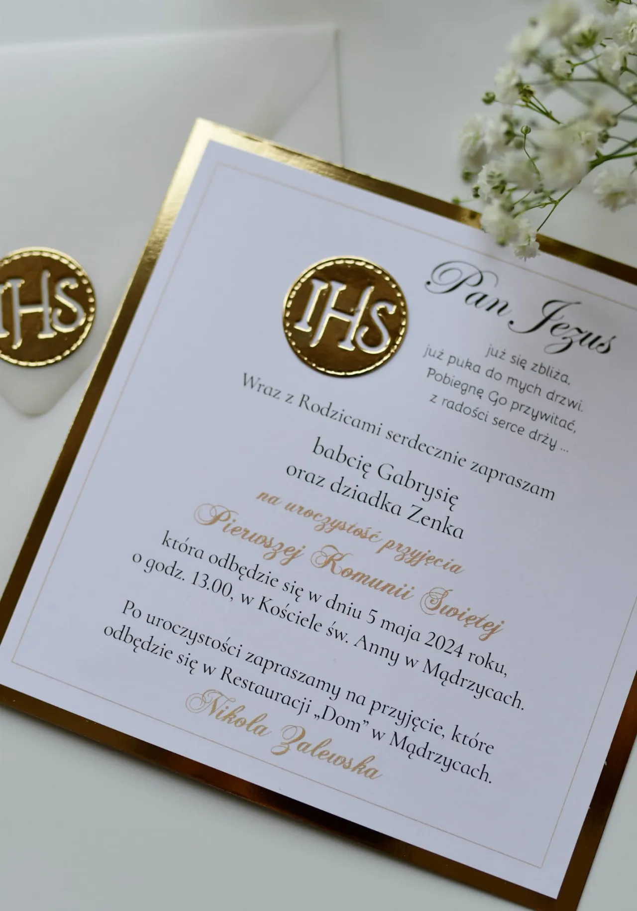 Zdjęcie Jak napisać idealne zaproszenie na komunię? Sprawdź proste i eleganckie sposoby