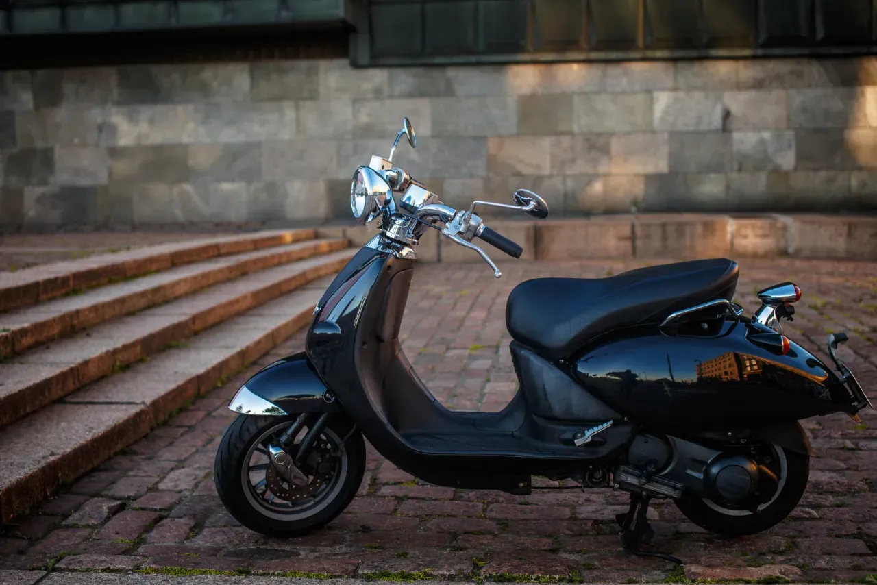 Zdjęcie Czy motorowerem można jeździć po ścieżce rowerowej? Sprawdź przepisy!