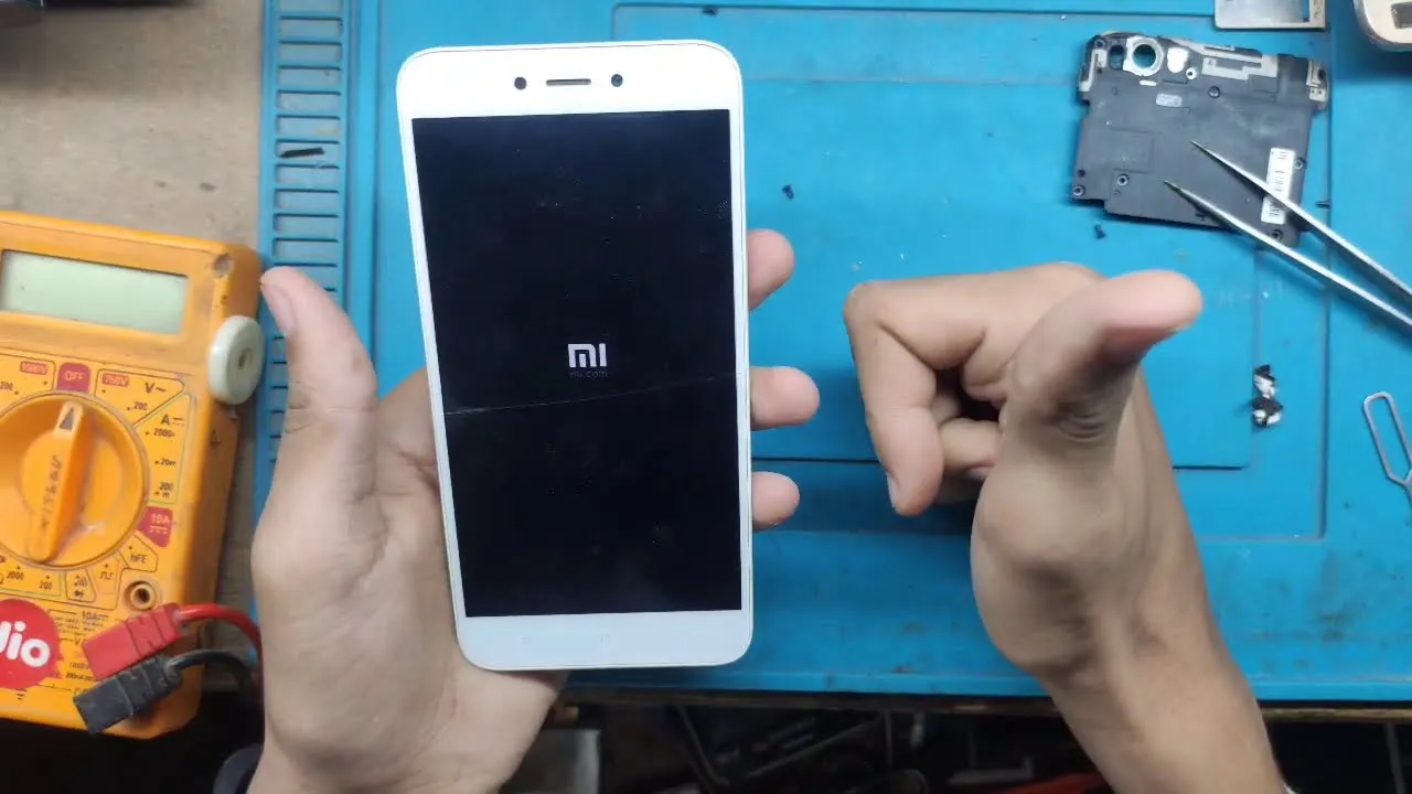 Zdjęcie Jak bezpiecznie wymienić baterię w Xiaomi Redmi Note 5A i uniknąć kosztów
