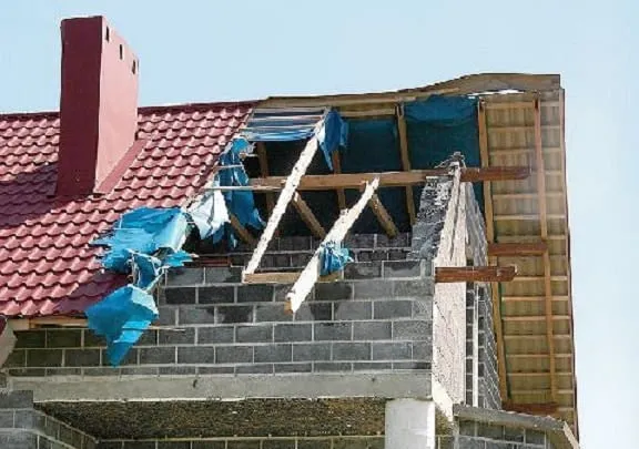 Zdjęcie Jak zabezpieczyć strop przed deszczem i śniegiem? Praktyczny poradnik