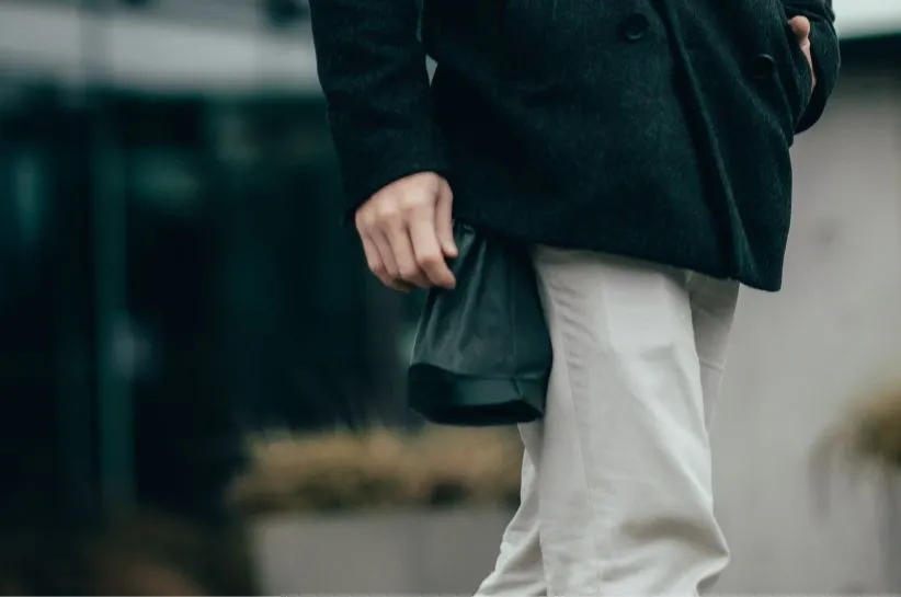 Zdjęcie Co pasuje do białych spodni męskich? Idealne stylizacje na każdą okazję