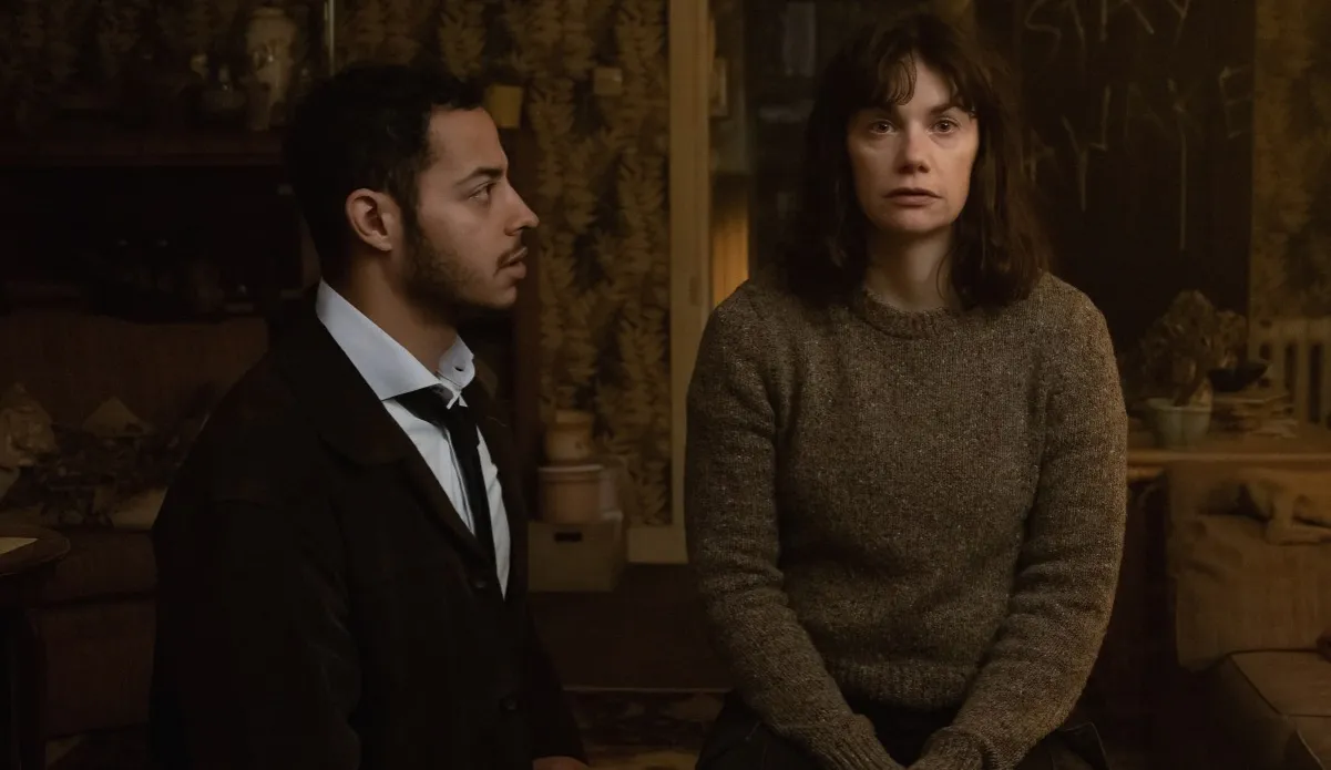 Zdjęcie Ruth Wilson w serialu, który odkrywa tajemnicę kobiety w ścianie. Recenzja SkyShowtime