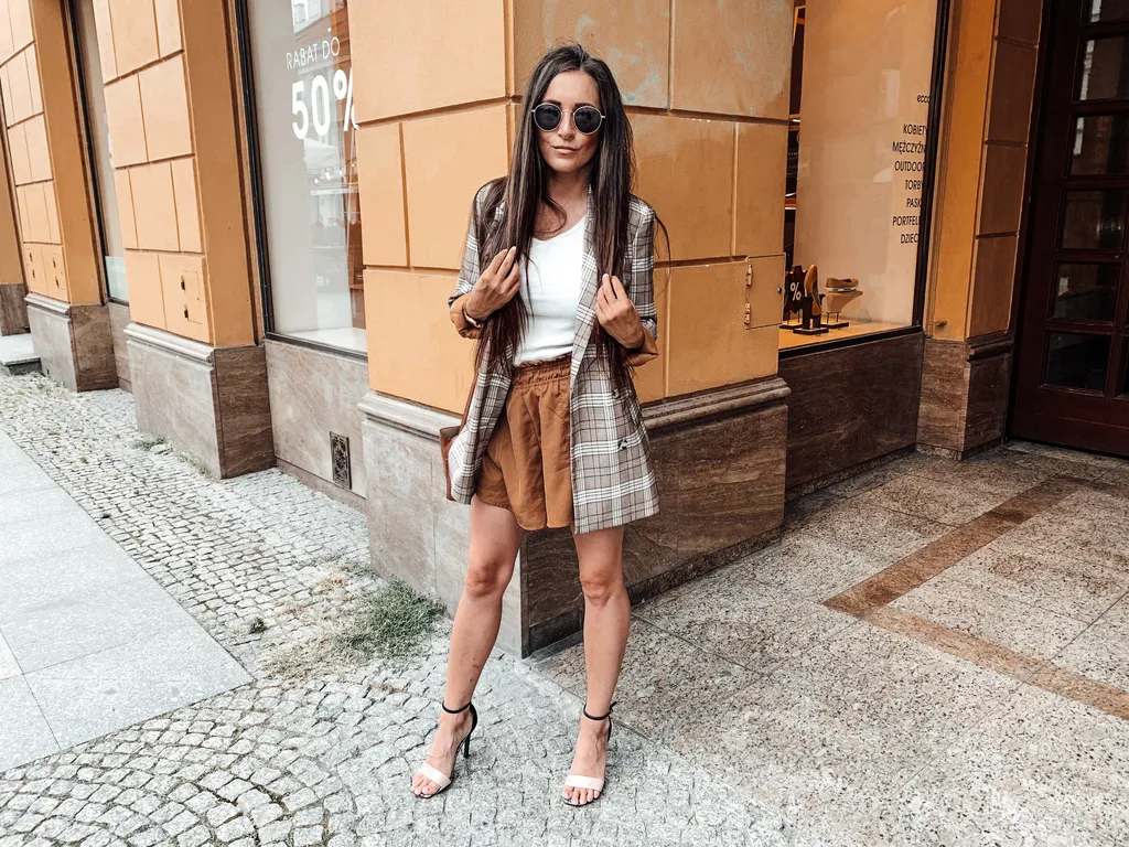 Zdjęcie Stylizacje z brązową marynarką damską - 10 inspiracji na każdą okazję