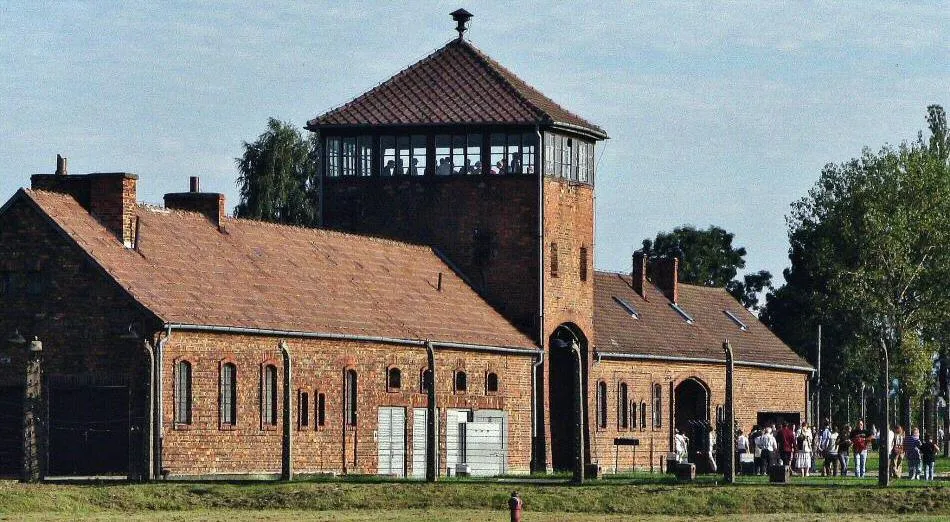 Zdjęcie Ile km z Krakowa do Auschwitz? Sprawdź, jak łatwo dojechać