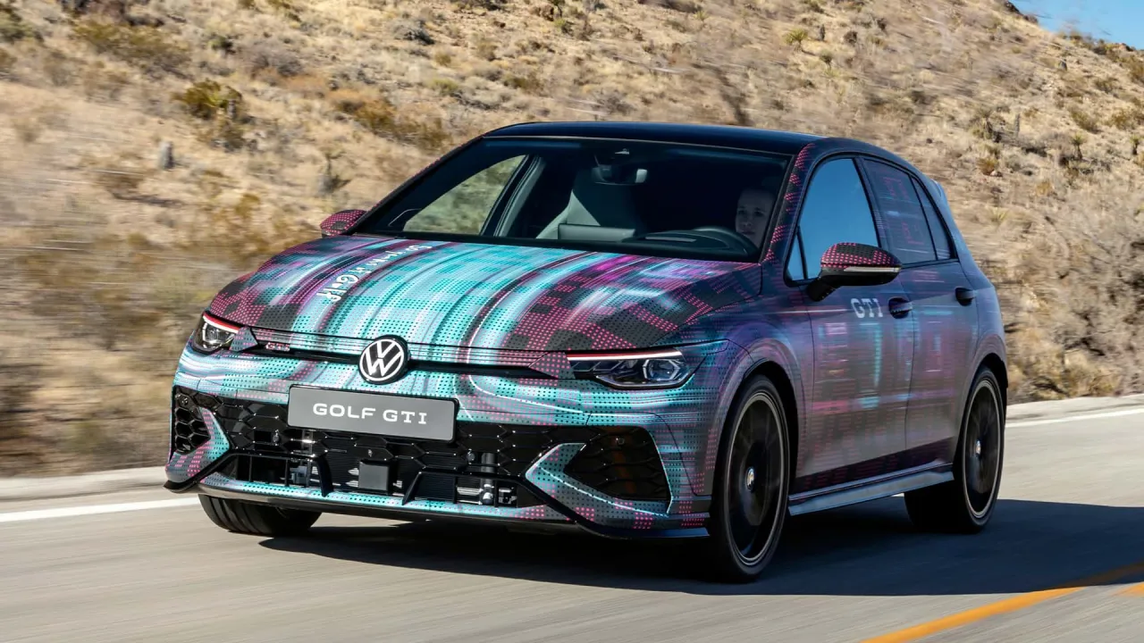 Zdjęcie Niebieski golf stylizacje: Modowe inspiracje dla fanów motoryzacji
