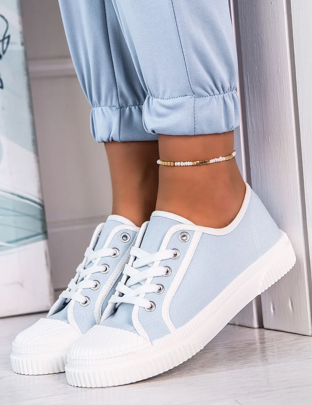 Zdjęcie Jakie buty do spodni z gumką na dole - stylizacje, które zachwycą