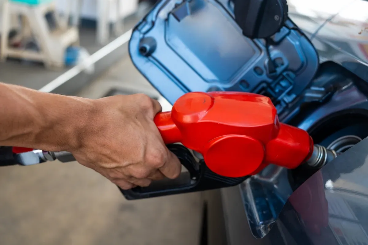 Zdjęcie Dlaczego diesel jest droższy od benzyny? Przyczyny i wpływ na ceny paliw