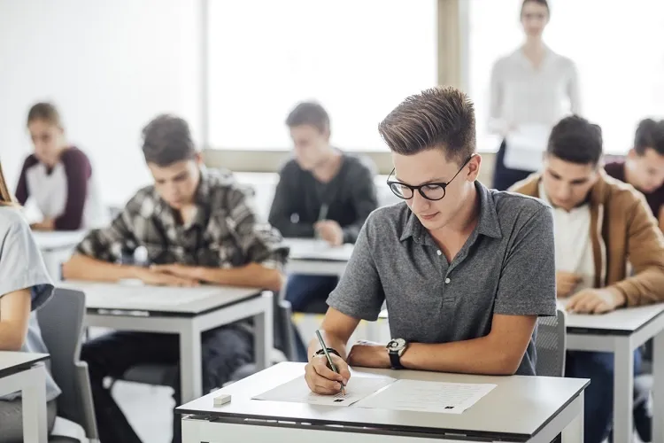 Zdjęcie Czy trzeba zdać egzamin zawodowy, aby zdobyć dyplom i pracę?