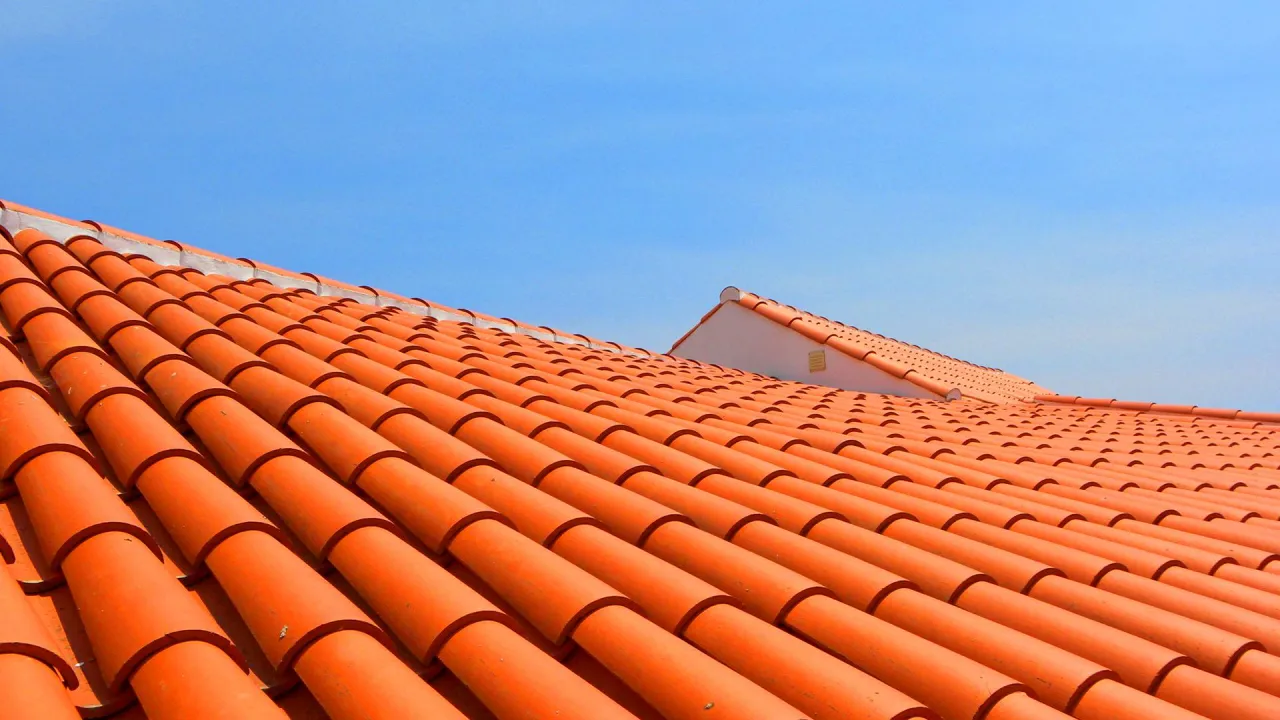 Zdjęcie Jaka dachówka ceramiczna jest najlepsza? Oto modele, które zachwycają!