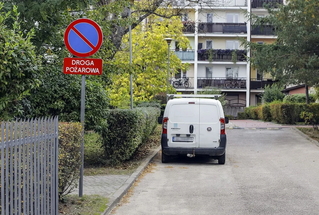 Zdjęcie Mandat za parkowanie na chodniku – ile zapłacisz za wykroczenie?