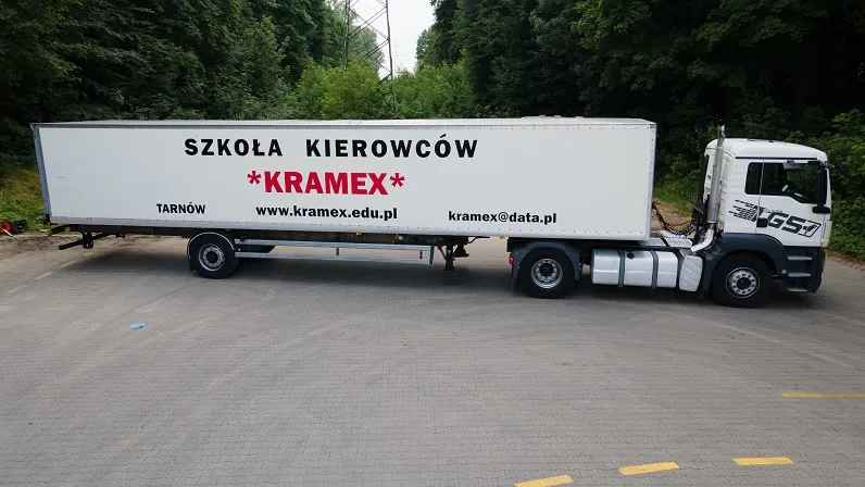 Zdjęcie Prawo jazdy kat C w Tarnowie: Kompleksowy kurs na ciężarówkę