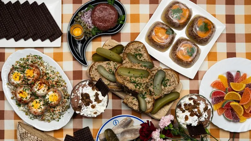 Zdjęcie Impreza w stylu PRL kuchnia: smakowite przepisy na niezapomniane dania