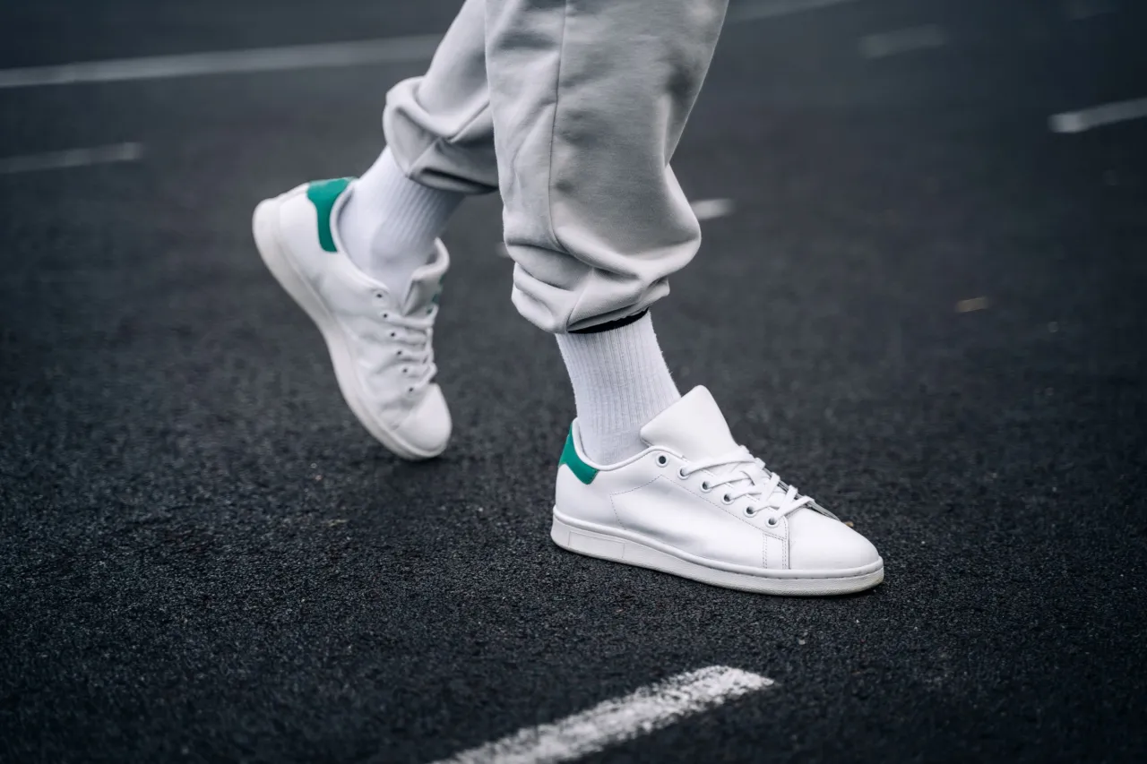 Zdjęcie Buty sneakersy - czym są i jak różnią się od innego obuwia?