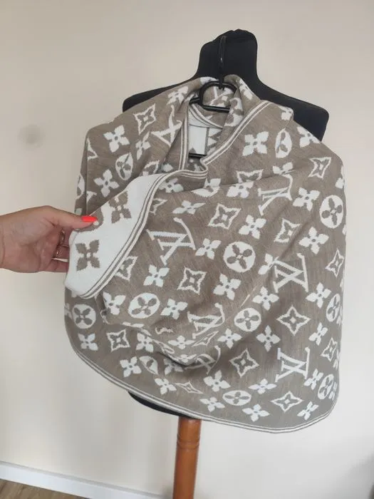 Zdjęcie Ile kosztuje szalik Louis Vuitton? Ceny i modele, które zaskakują