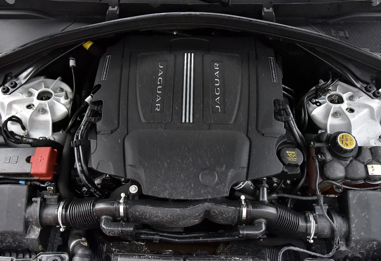 Zdjęcie Jaguar f pace jaki silnik wybrać – uniknij kosztownych błędów